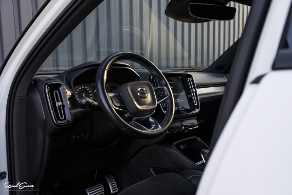 Volvo XC40 1.5 T5 Recharge R-Design | Adaptieve cruise | Panorama dak | Zwenkbare trekhaak | Memory | Blis |