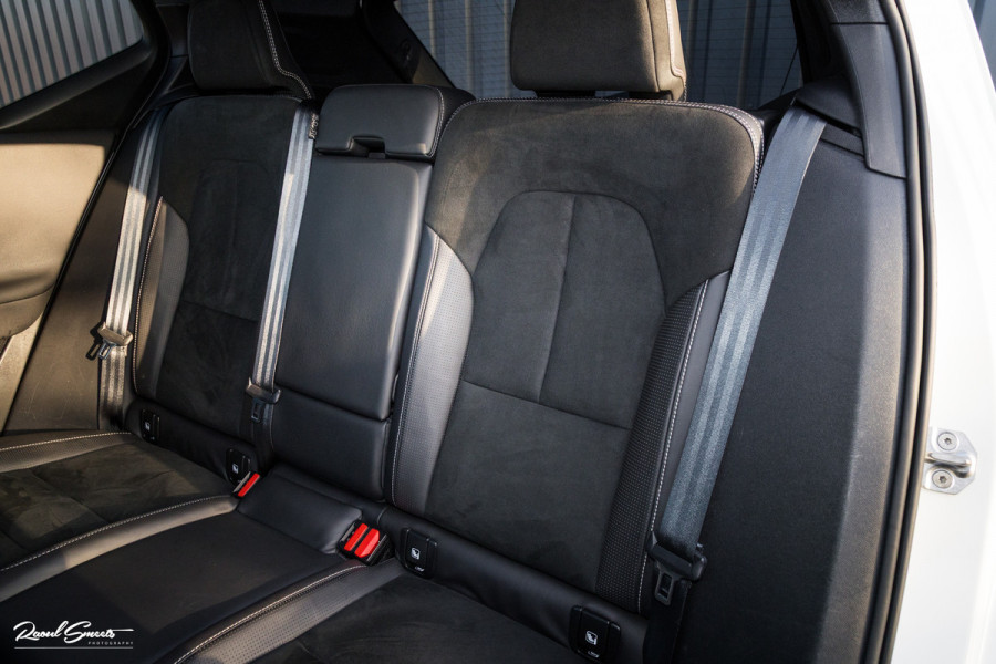 Volvo XC40 1.5 T5 Recharge R-Design | Adaptieve cruise | Panorama dak | Zwenkbare trekhaak | Memory | Blis |