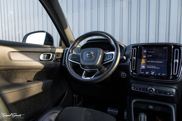 Volvo XC40 1.5 T5 Recharge R-Design | Adaptieve cruise | Panorama dak | Zwenkbare trekhaak | Memory | Blis |