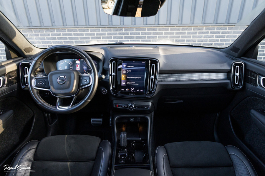 Volvo XC40 1.5 T5 Recharge R-Design | Adaptieve cruise | Panorama dak | Zwenkbare trekhaak | Memory | Blis |