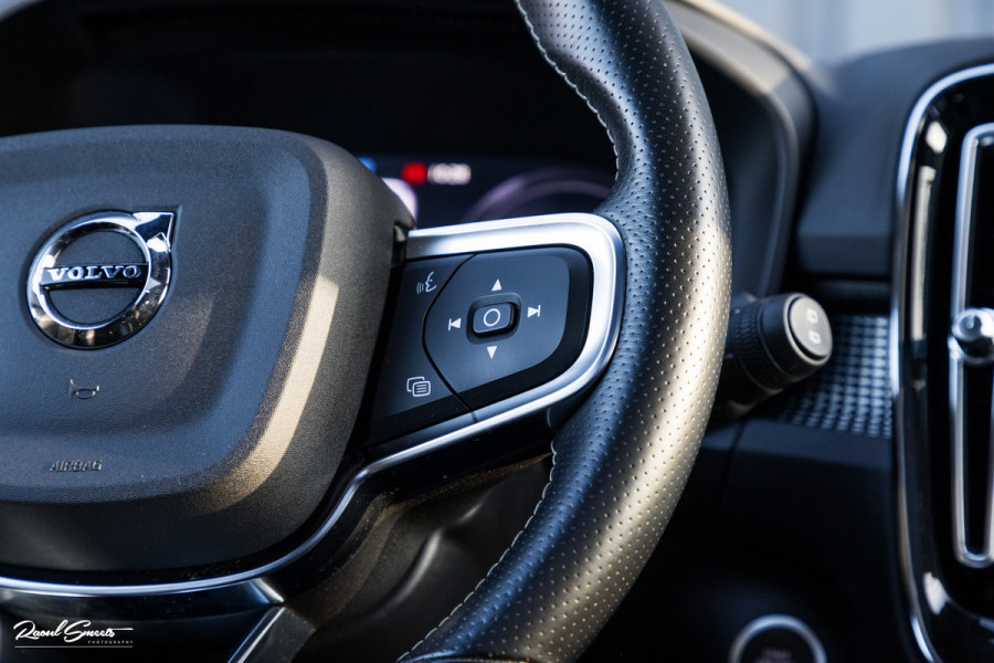 Volvo XC40 1.5 T5 Recharge R-Design | Adaptieve cruise | Panorama dak | Zwenkbare trekhaak | Memory | Blis |