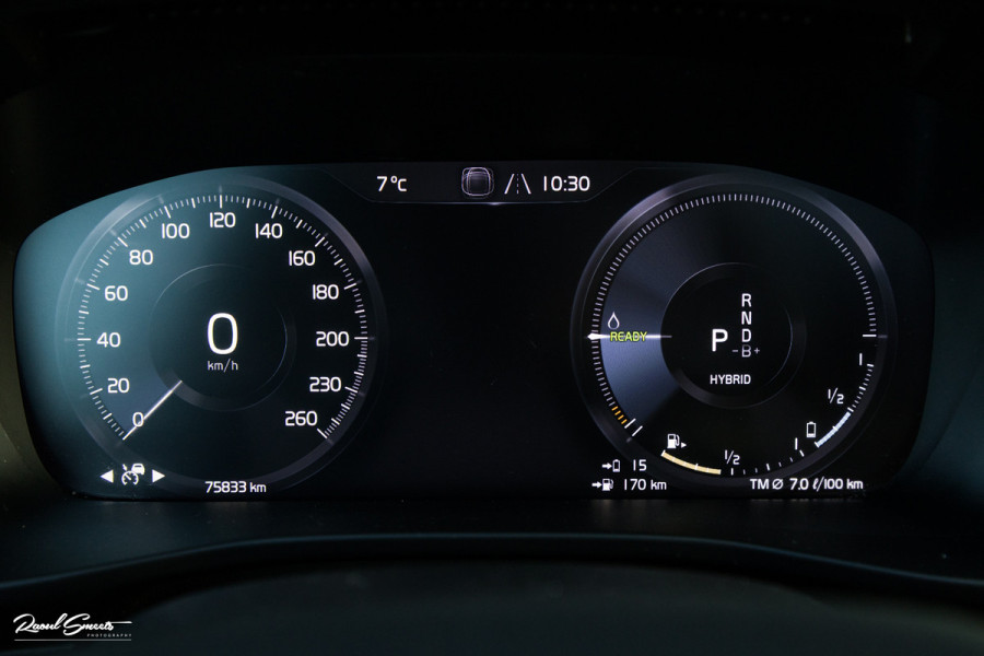 Volvo XC40 1.5 T5 Recharge R-Design | Adaptieve cruise | Panorama dak | Zwenkbare trekhaak | Memory | Blis |