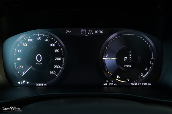 Volvo XC40 1.5 T5 Recharge R-Design | Adaptieve cruise | Panorama dak | Zwenkbare trekhaak | Memory | Blis |