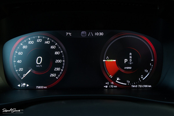 Volvo XC40 1.5 T5 Recharge R-Design | Adaptieve cruise | Panorama dak | Zwenkbare trekhaak | Memory | Blis |