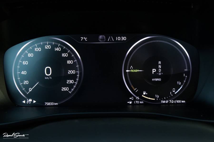 Volvo XC40 1.5 T5 Recharge R-Design | Adaptieve cruise | Panorama dak | Zwenkbare trekhaak | Memory | Blis |