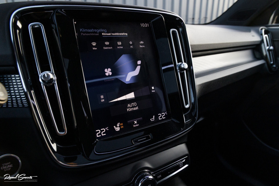Volvo XC40 1.5 T5 Recharge R-Design | Adaptieve cruise | Panorama dak | Zwenkbare trekhaak | Memory | Blis |