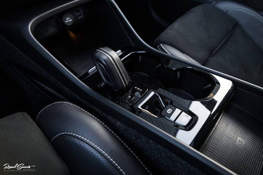 Volvo XC40 1.5 T5 Recharge R-Design | Adaptieve cruise | Panorama dak | Zwenkbare trekhaak | Memory | Blis |