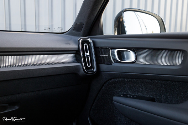 Volvo XC40 1.5 T5 Recharge R-Design | Adaptieve cruise | Panorama dak | Zwenkbare trekhaak | Memory | Blis |