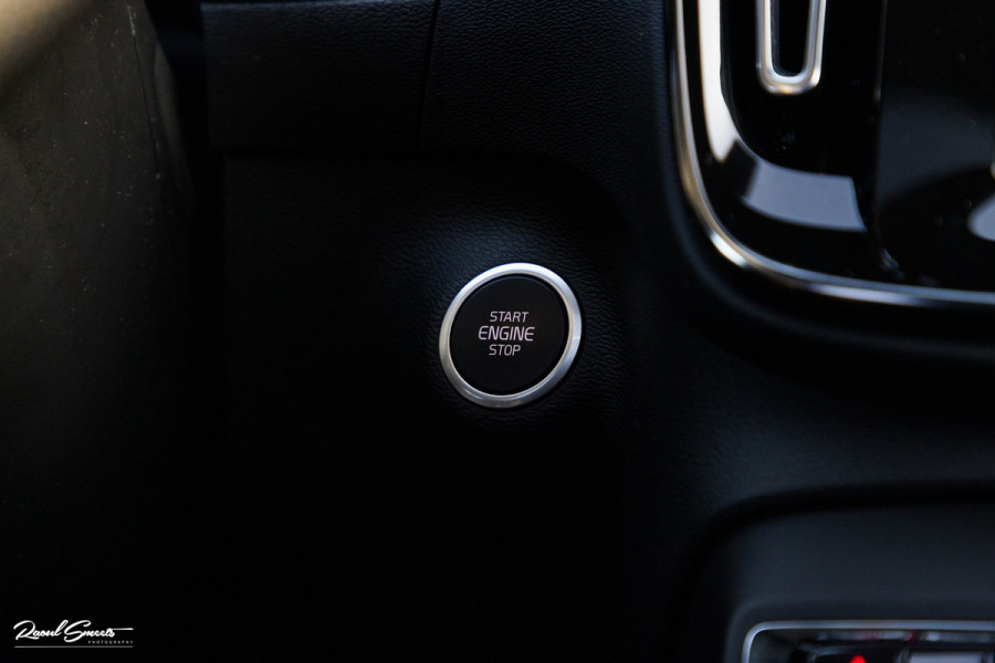 Volvo XC40 1.5 T5 Recharge R-Design | Adaptieve cruise | Panorama dak | Zwenkbare trekhaak | Memory | Blis |