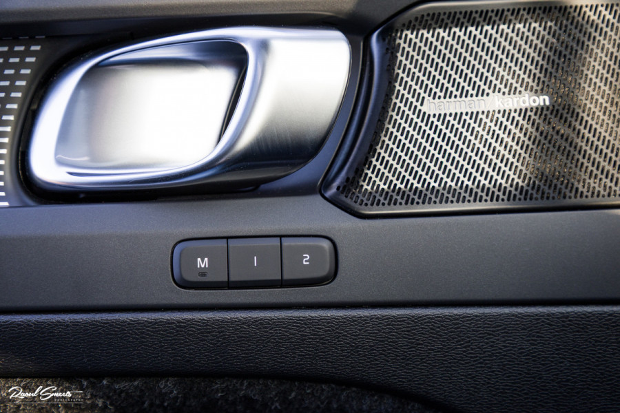 Volvo XC40 1.5 T5 Recharge R-Design | Adaptieve cruise | Panorama dak | Zwenkbare trekhaak | Memory | Blis |