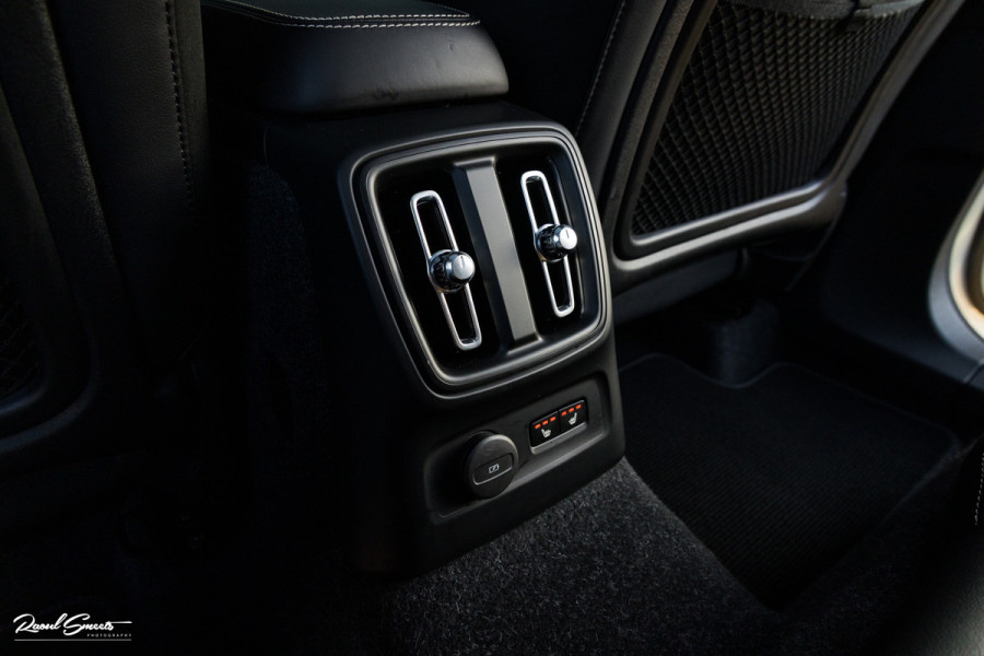 Volvo XC40 1.5 T5 Recharge R-Design | Adaptieve cruise | Panorama dak | Zwenkbare trekhaak | Memory | Blis |