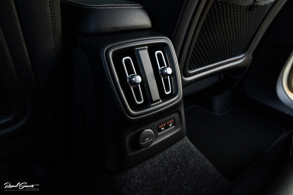 Volvo XC40 1.5 T5 Recharge R-Design | Adaptieve cruise | Panorama dak | Zwenkbare trekhaak | Memory | Blis |