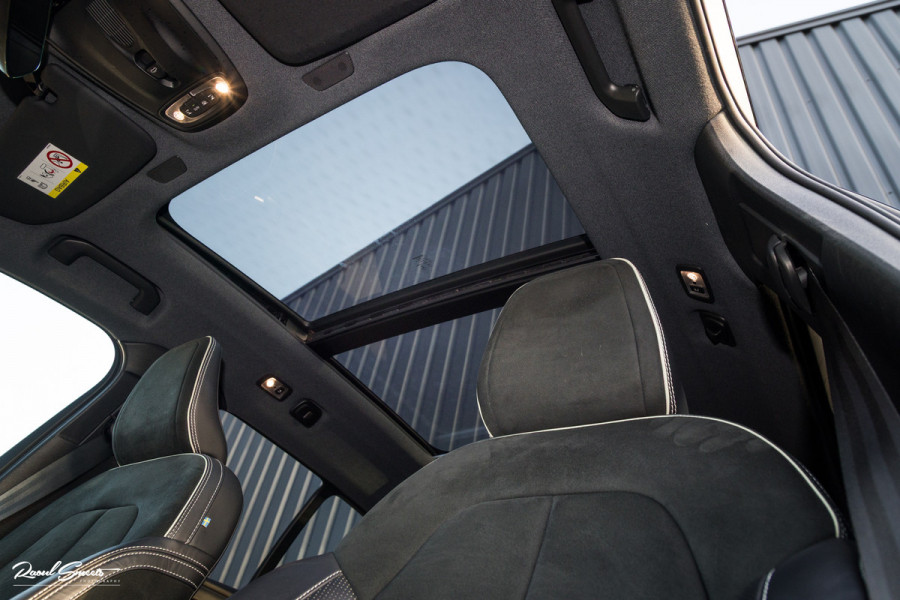 Volvo XC40 1.5 T5 Recharge R-Design | Adaptieve cruise | Panorama dak | Zwenkbare trekhaak | Memory | Blis |