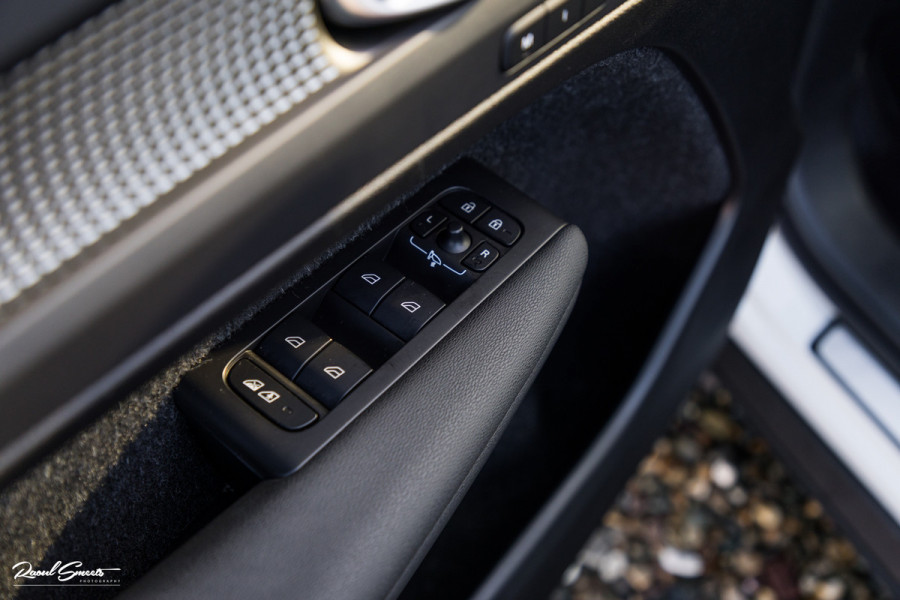 Volvo XC40 1.5 T5 Recharge R-Design | Adaptieve cruise | Panorama dak | Zwenkbare trekhaak | Memory | Blis |
