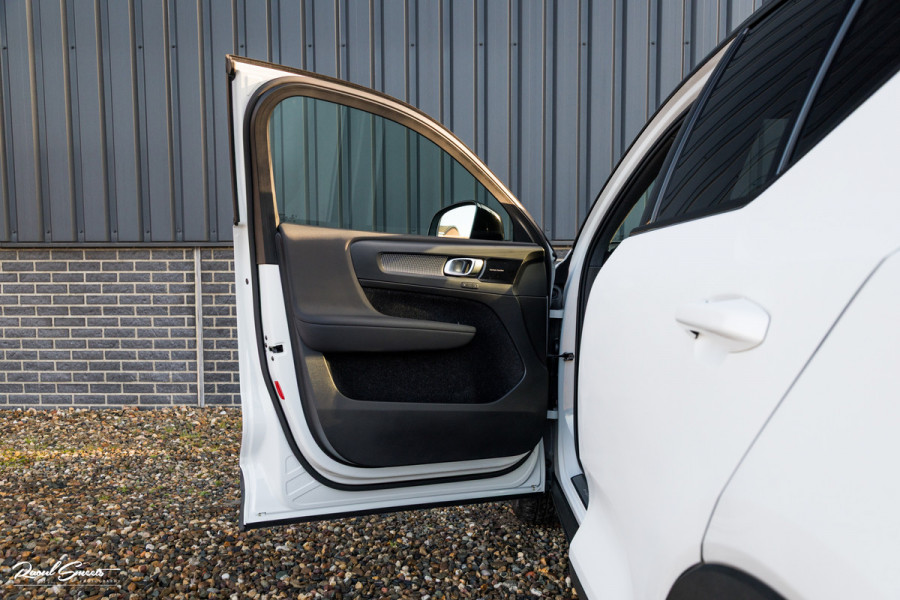 Volvo XC40 1.5 T5 Recharge R-Design | Adaptieve cruise | Panorama dak | Zwenkbare trekhaak | Memory | Blis |