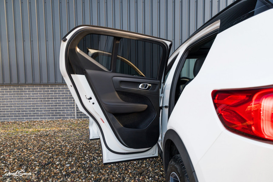 Volvo XC40 1.5 T5 Recharge R-Design | Adaptieve cruise | Panorama dak | Zwenkbare trekhaak | Memory | Blis |