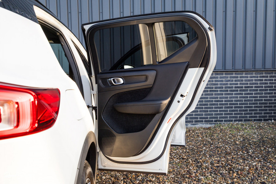 Volvo XC40 1.5 T5 Recharge R-Design | Adaptieve cruise | Panorama dak | Zwenkbare trekhaak | Memory | Blis |