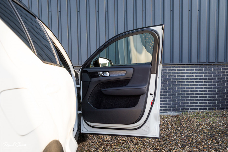 Volvo XC40 1.5 T5 Recharge R-Design | Adaptieve cruise | Panorama dak | Zwenkbare trekhaak | Memory | Blis |