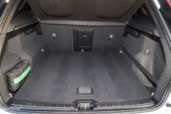 Volvo XC40 1.5 T5 Recharge R-Design | Adaptieve cruise | Panorama dak | Zwenkbare trekhaak | Memory | Blis |