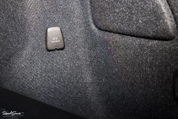 Volvo XC40 1.5 T5 Recharge R-Design | Adaptieve cruise | Panorama dak | Zwenkbare trekhaak | Memory | Blis |