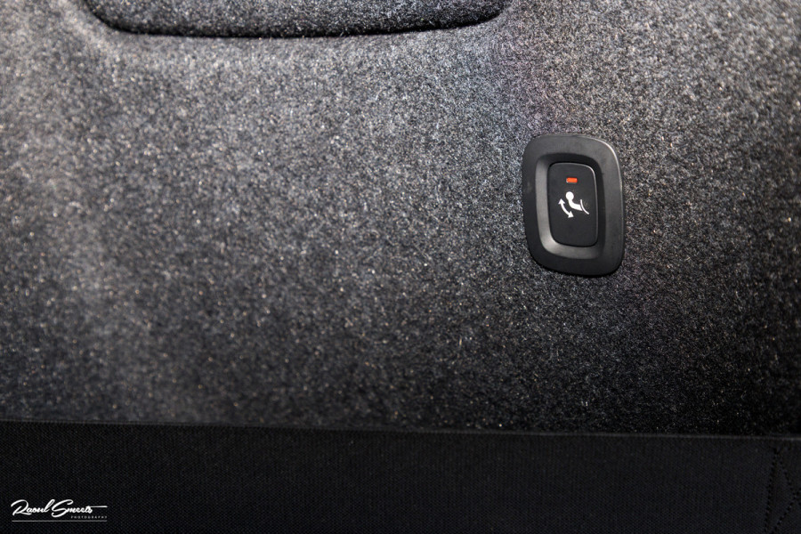 Volvo XC40 1.5 T5 Recharge R-Design | Adaptieve cruise | Panorama dak | Zwenkbare trekhaak | Memory | Blis |