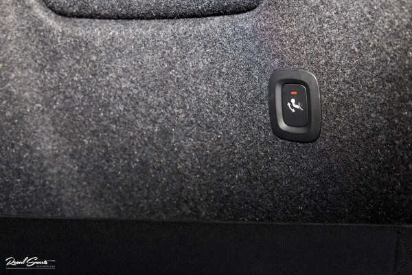 Volvo XC40 1.5 T5 Recharge R-Design | Adaptieve cruise | Panorama dak | Zwenkbare trekhaak | Memory | Blis |