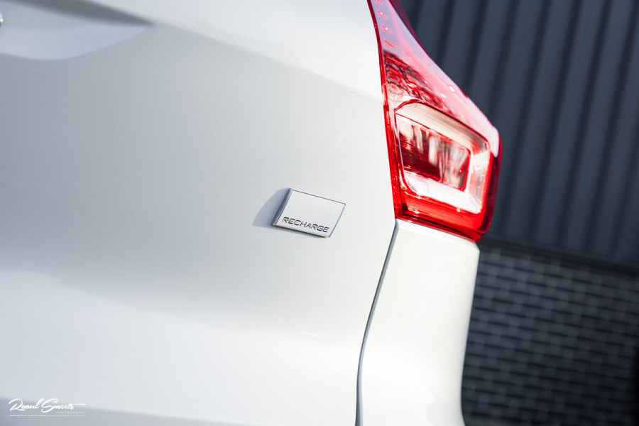 Volvo XC40 1.5 T5 Recharge R-Design | Adaptieve cruise | Panorama dak | Zwenkbare trekhaak | Memory | Blis |