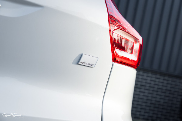 Volvo XC40 1.5 T5 Recharge R-Design | Adaptieve cruise | Panorama dak | Zwenkbare trekhaak | Memory | Blis |