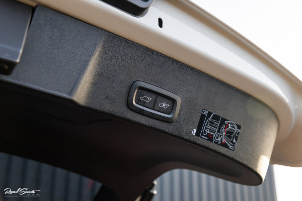 Volvo XC40 1.5 T5 Recharge R-Design | Adaptieve cruise | Panorama dak | Zwenkbare trekhaak | Memory | Blis |