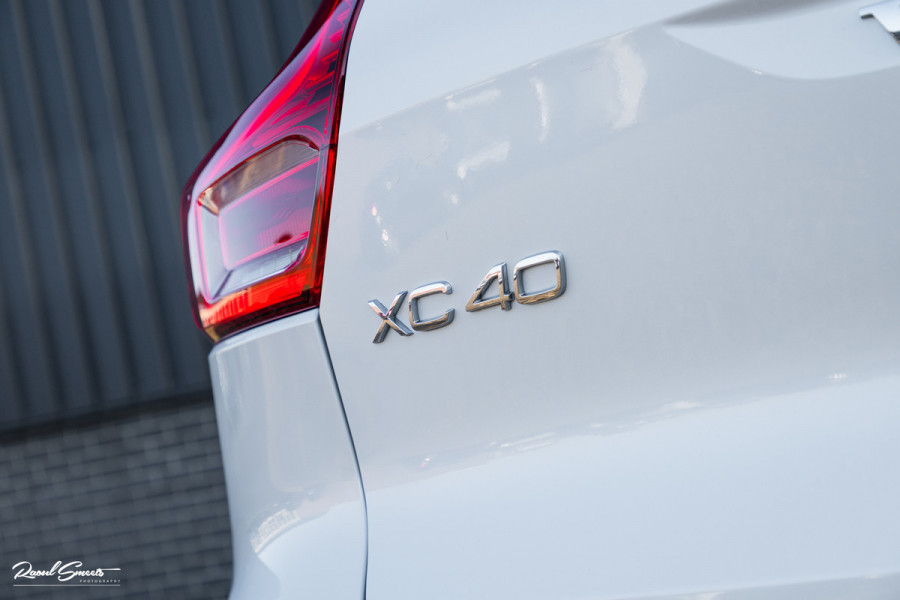 Volvo XC40 1.5 T5 Recharge R-Design | Adaptieve cruise | Panorama dak | Zwenkbare trekhaak | Memory | Blis |