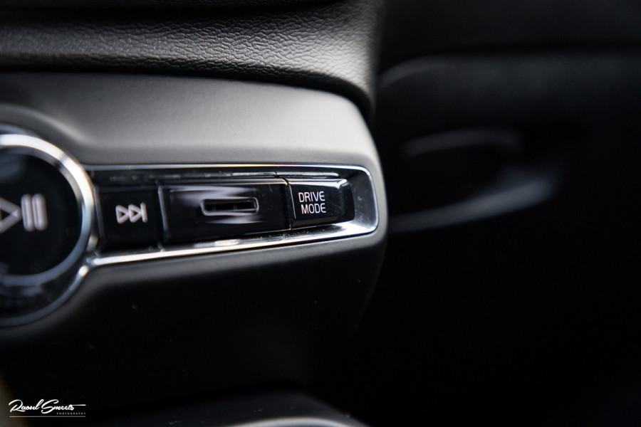 Volvo XC40 1.5 T5 Recharge R-Design | Adaptieve cruise | Panorama dak | Zwenkbare trekhaak | Memory | Blis |