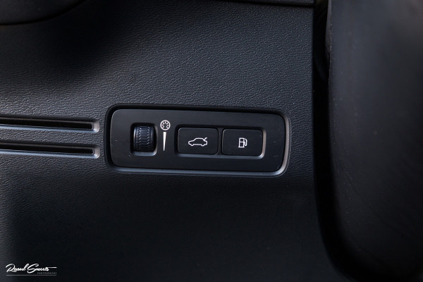 Volvo XC40 1.5 T5 Recharge R-Design | Adaptieve cruise | Panorama dak | Zwenkbare trekhaak | Memory | Blis |