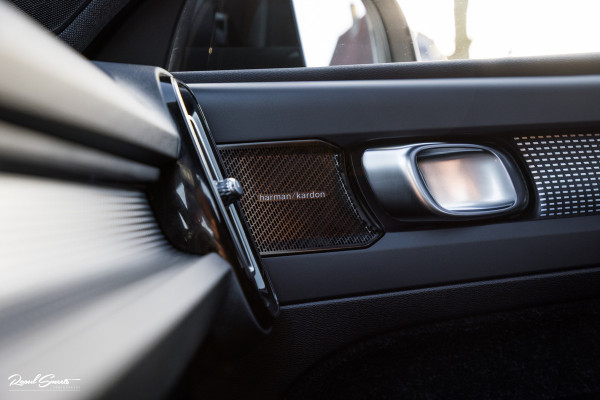 Volvo XC40 1.5 T5 Recharge R-Design | Adaptieve cruise | Panorama dak | Zwenkbare trekhaak | Memory | Blis |