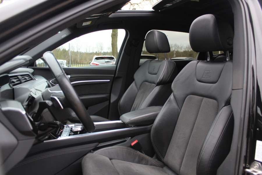 Audi e-tron e-tron 50 quattro Launch edition Black 71 kWh / Panoramadak / 20'' / Luchtvering / ACC / Navigatie / Stoelverwarming