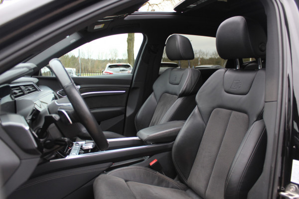 Audi e-tron e-tron 50 quattro Launch edition Black 71 kWh / Panoramadak / 20'' / Luchtvering / ACC / Navigatie / Stoelverwarming