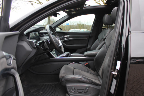 Audi e-tron e-tron 50 quattro Launch edition Black 71 kWh / Panoramadak / 20'' / Luchtvering / ACC / Navigatie / Stoelverwarming
