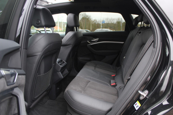 Audi e-tron e-tron 50 quattro Launch edition Black 71 kWh / Panoramadak / 20'' / Luchtvering / ACC / Navigatie / Stoelverwarming