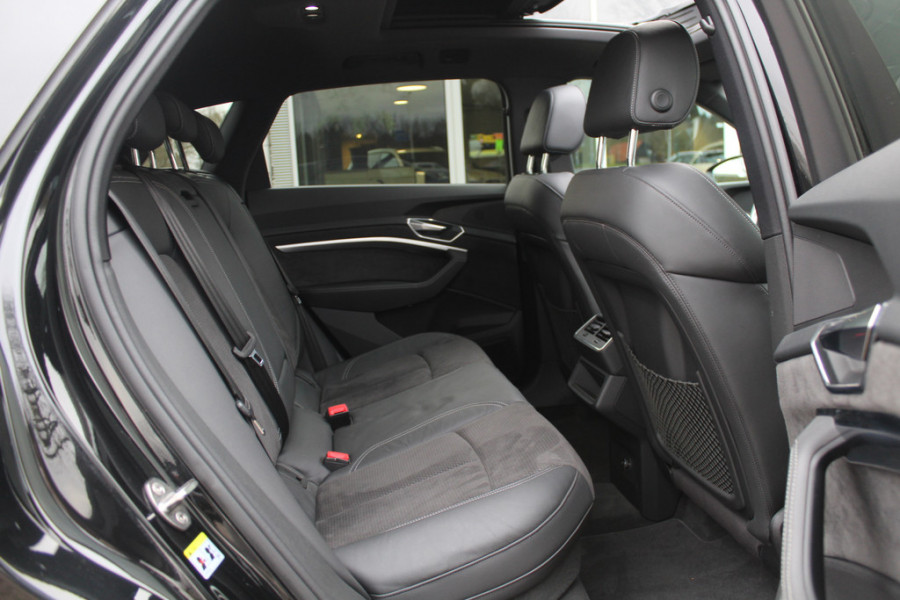 Audi e-tron e-tron 50 quattro Launch edition Black 71 kWh / Panoramadak / 20'' / Luchtvering / ACC / Navigatie / Stoelverwarming