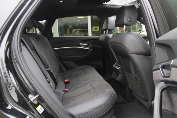 Audi e-tron e-tron 50 quattro Launch edition Black 71 kWh / Panoramadak / 20'' / Luchtvering / ACC / Navigatie / Stoelverwarming