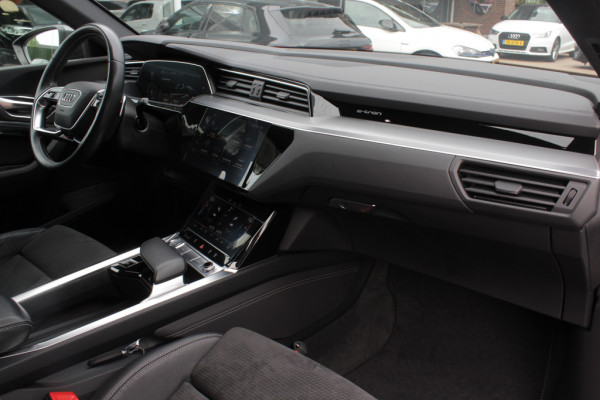 Audi e-tron e-tron 50 quattro Launch edition Black 71 kWh / Panoramadak / 20'' / Luchtvering / ACC / Navigatie / Stoelverwarming