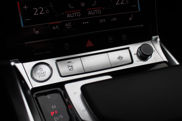 Audi e-tron e-tron 50 quattro Launch edition Black 71 kWh / Panoramadak / 20'' / Luchtvering / ACC / Navigatie / Stoelverwarming