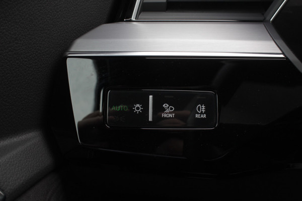 Audi e-tron e-tron 50 quattro Launch edition Black 71 kWh / Panoramadak / 20'' / Luchtvering / ACC / Navigatie / Stoelverwarming