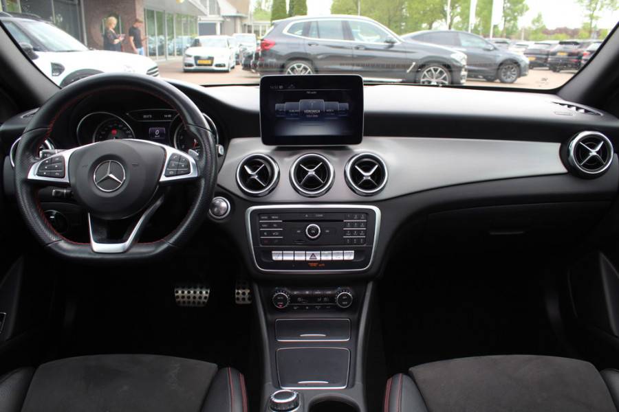 Mercedes-Benz GLA 180 Business Solution AMG Night Upgrade / Camera / Apple CarPlay / 19'' / Half leder / Navigatie / Getint glas / Stoelverwarming / Cruise Control