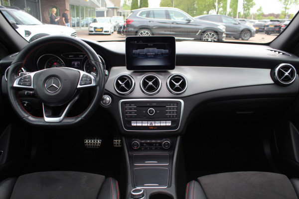 Mercedes-Benz GLA 180 Business Solution AMG Night Upgrade / Camera / Apple CarPlay / 19'' / Half leder / Navigatie / Getint glas / Stoelverwarming / Cruise Control