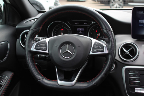 Mercedes-Benz GLA 180 Business Solution AMG Night Upgrade / Camera / Apple CarPlay / 19'' / Half leder / Navigatie / Getint glas / Stoelverwarming / Cruise Control