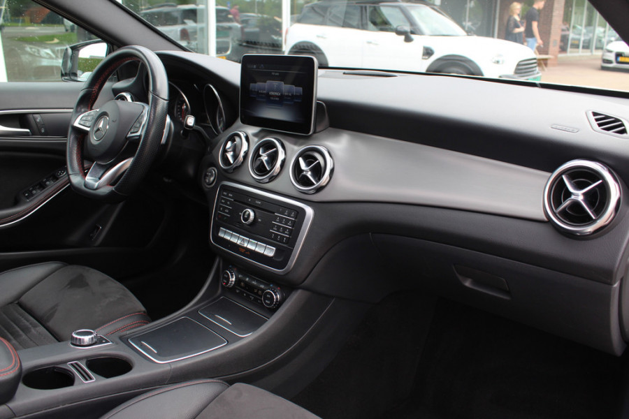 Mercedes-Benz GLA 180 Business Solution AMG Night Upgrade / Camera / Apple CarPlay / 19'' / Half leder / Navigatie / Getint glas / Stoelverwarming / Cruise Control