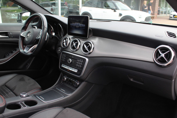 Mercedes-Benz GLA 180 Business Solution AMG Night Upgrade / Camera / Apple CarPlay / 19'' / Half leder / Navigatie / Getint glas / Stoelverwarming / Cruise Control