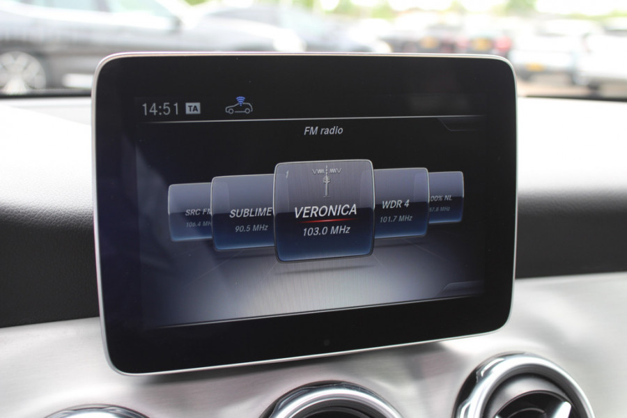 Mercedes-Benz GLA 180 Business Solution AMG Night Upgrade / Camera / Apple CarPlay / 19'' / Half leder / Navigatie / Getint glas / Stoelverwarming / Cruise Control