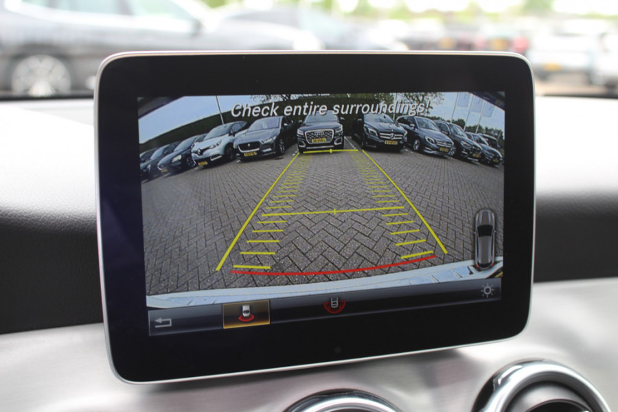 Mercedes-Benz GLA 180 Business Solution AMG Night Upgrade / Camera / Apple CarPlay / 19'' / Half leder / Navigatie / Getint glas / Stoelverwarming / Cruise Control