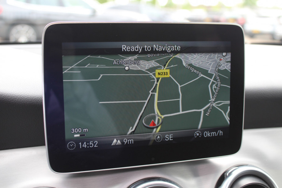 Mercedes-Benz GLA 180 Business Solution AMG Night Upgrade / Camera / Apple CarPlay / 19'' / Half leder / Navigatie / Getint glas / Stoelverwarming / Cruise Control